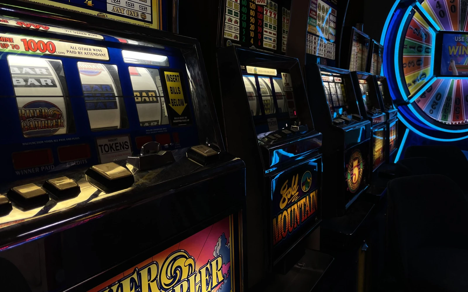 Layar slot digital dengan reel, simbol, dan panel permainan
