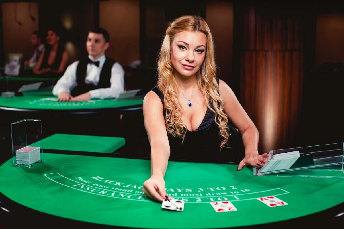 Tampilan meja kasino live dengan dealer di MEGA288