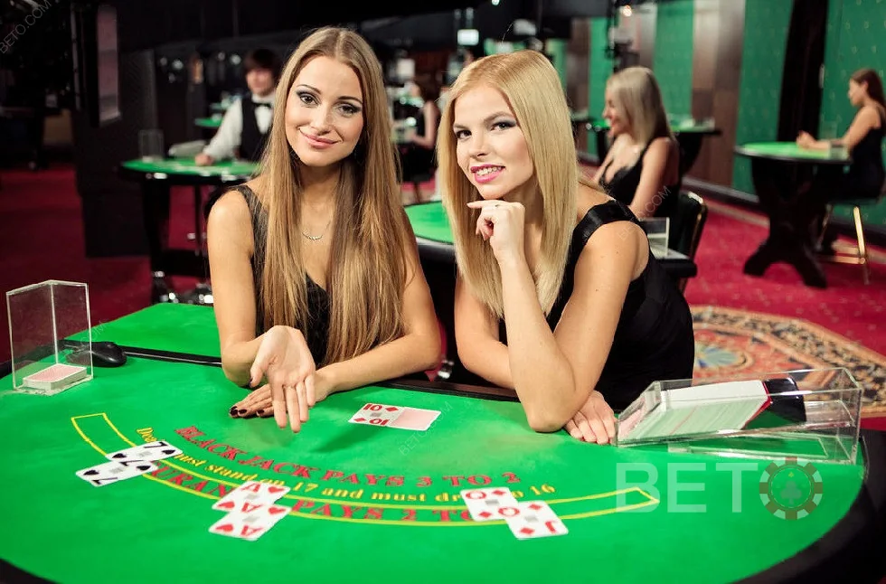 Suasana dealer dan meja kartu dalam ruang kasino live