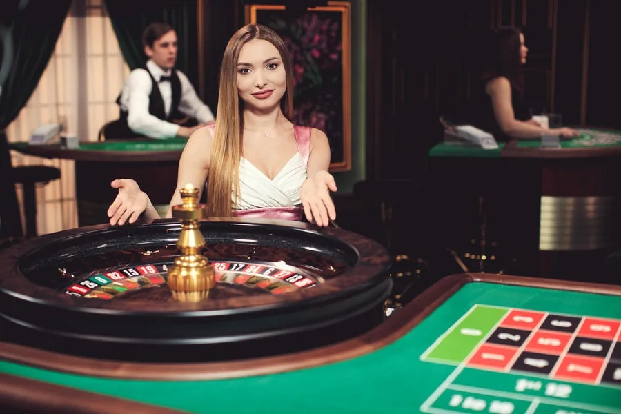 Dealer memandu permainan kartu pada meja kasino live